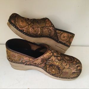 Sanita  size 40 clogs